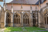 <center>La chartreuse Saint-Sauveur.</center>Le petit cloître. Situé au flanc Sud de l'église, le petit cloître est constitué d'une galerie voûtée de croisées d'ogive, éclairée de quatre baies flamboyantes sur chaque face. Si les motifs de remplages sont d'une grande variété, la structure de chaque face est semblable : aux angles, les contreforts sont de section réduite par rapport aux trois contreforts qui épaulent les deux grandes baies centrales à trois meneaux, les baies extérieures étant réduites à deux meneaux. Chaque contrefort se déploie en pinacle au-dessus des toitures.