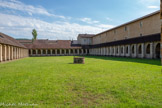 <center>La chartreuse Saint-Sauveur.</center>Le grand cloître a une décoration très sobre. Les grandes dimensions de ce quadrilatère - 66 m par 40 m - a permis de construire autour les treize logements auxquels elle donne accès - cinq maisons sur les grands côtés et trois donnant sur la galerie Sud. Au centre, un puits marque une délimitation entre une partie qui servait de cimetière et le reste de cour.