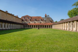 <center>La chartreuse Saint-Sauveur.</center>Les chartreux passaient leur vie solitaire dans leur cellule entre exercices spirituels, exercices physiques, repos et repas frugaux.
Les chartreux menant dans leurs maisons une vie d'ermite, le grand cloître ne sert que de passage aux moines pour aller de leurs cellules à la chapelle ou au réfectoire, ou aux convers qui apportaient les repas aux pères par le guichet se trouvant à côté de la porte d'entrée de la cellule, disposé en baïonnette pour éviter tout contact.