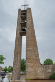 <center>Bozouls</center>Église Saint-Pie-X. Le clocher, tel un campanile à l’italienne est détaché de la massive bâtisse.