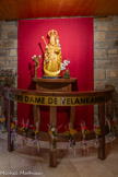 <center>Bozouls</center>Église Saint-Pie-X. La statue de NOTRE DAME de VELANKANNI. Velankanni se situe près de Nagappattinam dans l'état de Tamil Nadu, au Sud de l'Inde. La Basilique est connue sous le nom de « Notre Dame de la santé ». La tradition orale narre deux apparitions durant le XVIe et le XVIIe siècle et le miracle des navigateurs portugais, sauvés d'une tempête au large du golfe du Bengale.