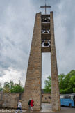 <center>Bozouls</center>Église Saint-Pie-X. Le clocher, tel un campanile à l’italienne est détaché de la massive bâtisse.