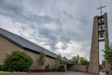 <center>Bozouls</center>Église Saint-Pie-X. Le clocher, tel un campanile à l’italienne est détaché de la massive bâtisse.