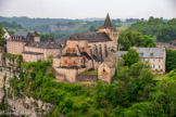 <center>Bozouls</center>Le Trou de Bozouls. L'église Sainte-Fauste est édifiée à l'extrémité d'un éperon rocheux qui domine, d'une hauteur vertigineuse, le cours du Dourdou qui décrit, à cet endroit, une large boucle. Elle est caractérisée par les arcs-boutants qui maintiennent la voûte de la nef, visibles à l'extérieur.