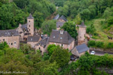 <center>Bozouls</center>Le Trou de Bozouls. Les tours sont situées de part et d'autre du goulet d’étranglement par lequel le ravin de l'Alrance débouche dans les gorges du Dourdou. Cette échancrure naturelle était un passage obligé et pratique pour accéder au niveau du Dourdou et le franchir sur un pont situé légèrement en amont. Il est probable que les deux tours subsistantes faisaient partie d’un ensemble surveillant le passage et l'accès à la côte de l'Hospitalet.