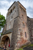 <center>Bozouls</center>Église Sainte-Fauste. L'édifice demeure relativement homogène malgré des transformations intervenues dès l'époque gothique. Les plus remarquables portèrent sur l'érection, au massif de façade, d'un clocher desservi par une tourelle d'escaliers, et l'adjonction de cinq chapelles latérales au Midi.