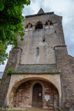 <center>Bozouls</center>Église Sainte-Fauste. On édifia contre la façade, à l'ouest, deux contreforts massifs, qui furent reliés par un arc formant un avant-poste . L'arc porte la date de 1817. Il est encastré dans deux contreforts qui sont un peu antérieurs puisqu'ils portent la date de 1785. La porte actuelle est de 1875, ainsi que la bâtisse autour de la porte jusqu'à l'arc roman.