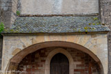 <center>Bozouls</center>Église Sainte-Fauste. L'arc porte la date de 1817,  encadrant un coeur enflammé.