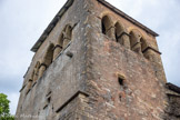 <center>Bozouls</center>Église Sainte-Fauste. La partie romane comprend :
- le clocher-porche, qui a la même largeur que l'église,
- la nef, 
- les deux collatéraux, fort étroits, le chœur terminé par l'abside et entouré du déambulatoire.