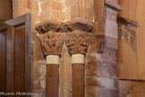 <center>Bozouls</center>Église Sainte-Fauste. à droite : une scène de la Création, et Adam et Eve.