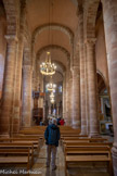 <center>Bozouls</center>Église Sainte-Fauste. A l'origine, la nef était couverte de lourdes lauzes (dalles calcaires) qu'alourdissait encore un épais lit de terre. Sous son poids énorme, les piliers fléchirent (leur écartement est aujourd'hui une curiosité), et l'on dut, au début du XVIIème siècle, substituer à l'ancienne couverture une charpente plus légère. Les collatéraux, extrêmement étroits, sont séparés de la nef par de grandes arcades à double rouleau, et voûtés en plein cintre sur doubleau.