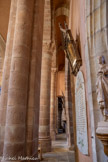 <center>Bozouls</center>Église Sainte-Fauste. Les collatéraux, extrêmement étroits ont été construits ultérieurement pour soutenir les murs. En effet, la masse de la voûte commençait à écarter le haut des murs. Au premier plan, un pilier carré renforcé par des demi-colonnes.