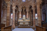 <center>Bozouls</center>Église Sainte-Fauste. Abside à déambulatoire. Le parti du chevet de plan polygonal où sont associés un déambulatoire et - au lieu de chapelles rayonnantes - des niches inscrites dans l'épaisseur de l'enveloppe - selon un usage attesté aux absides de Notre-Dame de l'Espinasse de Millau, Saint-Hippolyte de Lavernhe et Saint-Vincent de Palmas - est exceptionnel dans l'art roman et témoigne à la fois de la capacité de création et de l'ambition de son concepteur.