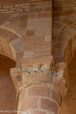 <center>Bozouls</center>Église Sainte-Fauste. L'architecture est rehaussée d'une cinquantaine de chapiteaux de belle qualité. La plupart d'entre eux sont décorés de feuilles lisses, parfaitement adaptées à leur fonction monumentale, selon une tradition bien répandue en Rouergue