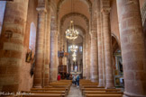 <center>Bozouls</center>Église Sainte-Fauste. La nef comprend cinq travées.
La première, du côté du chœur, est plus longue. Elle est limitée par quatre piliers plus massifs. Les cinq chapelles latérales situées du côté du Midi, qui ont des voûtes sur croisées d'ogives ont été progressivement ajoutées durant les XIVème et XVème siècles.
L'irrégularité apparaît tant dans les voûtes que dans les fenêtres qui n'occupent pas le milieu du mur. De plus, ces chapelles qui s'étendent sur toute la longueur de l'église, ne correspondent pas aux travées de la nef. Il en résulte que les contreforts ne sont plus en face des piliers et des arcs doubleaux.