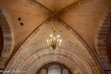 <center>Bozouls</center>Église Sainte-Fauste. Le porche occupe toute la largeur de l'église. La partie centrale de la voûte est sur croisée d'ogives.