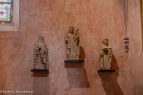 <center>Bozouls</center>Église Sainte-Fauste. A gauche,  saint Antoine ermite, statue du 15e siècle. A droite, saint Pierre, 15e xiècle. Au centre, une Vierge à l'Enfant (ou Vierge à l'oiseau), 15e siècle. Elles se trouvaient anciennement sous le porche.