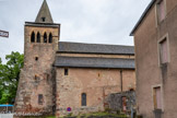 <center>Bozouls</center>Église Sainte-Fauste. Ses origines sont inconnues et son histoire est quelque peu mouvementée. Elle appartient d'abord à un prieuré de l'abbaye Saint-Amans de Rodez, puis elle fut rattachée, sans doute dès 1079, au monastère Saint-Victor de Marseille, avant de relever, dès 1140 semble-t-il, et ce quasiment jusqu'à la Révolution, du chapitre de la cathédrale de Rodez. On peut donc admettre que les promoteurs de la construction furent les moines de Saint-Victor.
L'essentiel du monument date du XIIe siècle. La construction était en grés rouge. Le calcaire du sous-sol local n'a été utilisé que plus tard. L'étage le plus haut du clocher date du XIVe siècle.