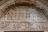 <center>Espalion</center>Eglise de Perse. Le lintrau. Nous trouvons au centre la balance, en dessous le corps de la personne en jugement. Une tête dépasse d'un sarcophage. Au niveau de ses pieds, un personnage maléfique appuie afin de récupérer l’âme pour Satan. La représentation du tricheur est très commune dans les pesées des âmes : il symbolise les vices de l’Enfer mais aussi appuie la vérité du jugement puisque généralement, la balance penche tout de même en faveur du Paradis (signe d’espoir pour les populations). Derrière le tricheur nous avons le corps d’un damné, les pieds en l’air et la tête la première dans la gueule du Léviathan, gueule d’Enfer : entrée symbolique dans le monde infernal. Tout à fait à gauche Satan affiche un grand sourire, trônant, avec le serpent du péché originel autour de lui. Il est entouré de quatre bêtes maléfiques (parodie du tétramorphe), mais également de deux portraits de femmes. Côté Paradis, les élus sont soulevés par les anges vers les Cieux. Le Christ, sur la droite, est représenté dans sa mandorle accompagné du tétramorphe.