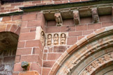 <center>Espalion</center>Eglise de Perse. Statuettes sculptées sur le côté du portail. Vierge et Rois mages