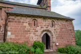 <center>Espalion</center>Eglise de Perse. Le transept sud s'ouvre sur le second portai gothique.