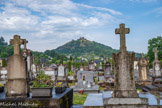 <center>Espalion</center>Eglise de Perse. Le cimetière et le château de Calmont d'Olt. Perché sur un dyke basaltique à 535 mètres d'altitude, il surplombe de 200 mètres la ville d'Espalion et la vallée du Lot.