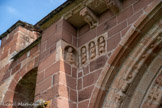 <center>Espalion</center>Eglise de Perse. Statuettes sculptées sur le côté du portail. Vierge et Rois mages. La Vierge est accompagnée des Rois Mages pour la scène de l’adoration : ils apportent les cadeaux pour la naissance du Christ.