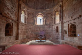 <center>Espalion</center>Eglise de Perse. L’abside à cinq pans repose sur
un large banc. A chaque pan correspond une
arcade retombant sur des colonnettes couronnées de chapiteaux « pliés » (échancrés). Deux de ces arcades sont aveugles, les trois autres sont percées d’une baie. . A droite, dans le premier pan de l’abside, on observe une piscine liturgique dans une niche. Jusqu’au XIIIe siècle, les prêtres pendant leur célébration bénissaient un calice de vin qui représente le sang du Christ, en buvaient une gorgée et jetaient le reste dans cette piscine liturgique. Mais au XIIIe siècle, le pape Innocent III a interdit cette pratique obligeant les prêtres à boire tout le vin et donc à réduire la taille des calices.