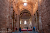 <center>Espalion</center>Eglise de Perse. L’arc riomphal à double rouleau et le berceau de la voûte de la travée de chœur sont en plein cintre. Le carré du transept est voûté d’un berceau identique à celui de la nef.
L’arc d’ouverture sur le chœur est en plein cintre. L’entrée de chaque croisillon (bras du
transept) s’ouvrant beaucoup plus bas est divisée en deux arcades que sépare une forte
colonne médiane.