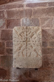 <center>Espalion</center>Eglise de Perse. Plaque funéraire qui daterait de 1060-1070 et aurait été dédiée au premier prieur de Perse venu de Conques.