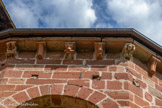 <center>Espalion</center>Eglise de Perse. Modillons du chevet. Un couple d’amoureux, un loup mangeant un petit animal, un atlante.