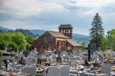 <center>Espalion</center>L'église (ou la chapelle) Saint-Hilarian-Sainte-Foy de Perse, orientée est-ouest, est située dans l'angle nord-est de son cimetière, une quinzaine de mètres au-dessus de la terrasse alluviale qui borde le Lot et son affluent, le ruisseau de Perse. Elle a été édifiée en grès rose (pierre locale), toit en ardoise bleue, sur un plan en croix latine, elle dispose d’un clocher mur ou clocher peigne à quatre arcades. .