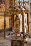 <center>Espalion</center>Chapelle  des Pénitents Blancs. Dais de procession, en bois doré, XVIIIe siècle.