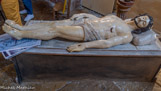 <center>Espalion</center>Chapelle  des Pénitents Blancs. Un Christ gisant au tombeau du XVIIIe siècle, en bois peint.