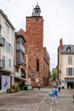 <center>Espalion</center>Ancienne église Saint-Jean.
Place du Marché.
Edifiée à la fin du XVe siècle sur l'emplacement du vieil hospice d'Espalion, son remarquable portail fut construit par Antoine Salvanh, maître d'œuvre du clocher de la cathédrale de Rodez. Le beffroi abritait l'horloge de la ville.
Construction d'une église à la fin du XVe siècle (église ouverte au culte en 1478) et au début du XVIe siècle (construction du portail par Anton Salvan en 1508 et du clocher de 1503 à 1552). En 1883, l'église est désaffectée. 1884 : transformations dues à l'installation des services municipaux (en particulier construction d'une façade néo-gothique à la place du choeur par l'architecte Grinda). En 1948, l'hôtel de ville est transféré et l'église est à l'abandon. En 1974, installation d'un musée des arts et traditions populaires, auquel on adjoint en 1980 un musée du scaphandr.e