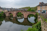 <center>Espalion</center>Le Pont-Vieux. Autrefois fortifié, il comportait alors des boutiques disposées en encorbellement de chaque côté et trois tours, une au milieu et les deux autres aux extrémités, qui abritaient un poste de garde, et était défendu par des ponts-levis. Au XVIIIe siècle, tours et boutiques furent démolies et le pont levis fut remplacé par une arche en plein-cintre.