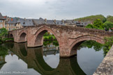 <center>Espalion</center>Le Pont-Vieux. Les deux piles principales ont des avant-becs traingulaires formant, sur le tablier, des réduits de même forme servant de garage à la voie. A gauche, la quatrième arche basse franchit, au nord, la berge existant entre la rivière et les maisons du faubourg, elle marque l'emplacement du pont-levis.