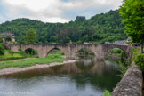 <center>Estaing</center>Le pont d'Estaing permet de franchir le Lot entre Sébrazac en rive gauche et Estaing sur l'autre rive. Ouvrage en schiste avec un couronnement de calcaire, il est construit à partir de 1490. Ses trois piles sont protégées par des becs, triangulaires vers l'amont et rectangulaires vers l'aval.