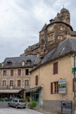 <center>Estaing</center>Le village est dominé par l'imposant château d'Estaing, classé au titre des monuments historiques en 1945 qui rappelle la présence historique de la famille d'Estaing. Le château domine le confluent du Lot et de la Coussanne. Datant du XVe siècle, il a été acheté en 2005 par Valéry Giscard d'Estaing, ancien président de la République, son frère Olivier Giscard d'Estaing, ancien député des Alpes-Maritimes et ancien maire d'Estaing, et leur cousin Philippe Giscard d'Estaing.