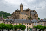 <center>Estaing</center>Le château se caractérise par un donjon carré, coiffé d’un bulbe et flanqué de hautes échauguettes en surplomb. L’édifice est surprenant car il ne respecte aucun plan précis. Le château fut construit par les générations successives des comtes d’Estaing aux XVe et XVIe siècles. Cardinaux et guerriers se succédèrent dans la famille : Tristan, héros de la bataille de Bouvines en 1214, où il sauva la vie du roi Philippe Auguste ; Pierre, cardinal au XIVème siècle, en 1370 il représenta le Pape en Italie ;: François, évêque de Rodez au XVIème siècle ; Charles-Henri, Amiral, commandant la flotte française envoyée pour soutenir la guerre d’Indépendance aux Etats-Unis.