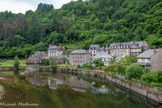 <center>Estaing</center>Classé parmi les plus Beaux Villages de France, Estaing est situé sur le recoupement d’un ancien méandre des gorges du Lot naissantes, à la confluence de la Coussane. Il semble devoir son nom, d’origine gallo-romaine, à cette situation, stagnum (latin), signifiant étang, devenu Estaing. Malgré un relief très accidenté et le rôle commercial important d’Espalion et d’Entraygues-sur-Truyère, Estaing a réussi à se développer grâce au pouvoir civil de ses seigneurs. La famille d'Estaing est l'une des plus puissantes du Rouergue entre le XIIIe siècle et le XVIIIe siècle, période à laquelle elle s'éteint. Le nom d'Estaing est pris en 1922 par plusieurs membres de la famille Giscard.