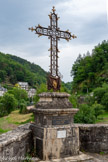 <center>Estaing</center>Le pont d'Estaing. La croix en fer forgé, symbole de l’Aveyron. Cette croix inspira l’orfèvre Henri Lesieur qui en fit un célèbre bijou en or.