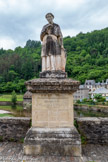 <center>Estaing</center>Le pont d'Estaing. Statue (1866) de François d’Estaing, (1462-1529)  évêque de Rodez et recteur du Comtat Venaissin, qui impulsa la construction du pont.