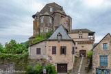 <center>Le Château d'Estaing</center>Entrée du château. Il fut construit autour d’un donjon pentagonal. Au sommet du donjon on trouve cinq tourelles et une couverture en forme de lanterne ainsi qu’une terrasse. Sous la Première République, il fut vendu par lots après que l'amiral d'Estaing eut été guillotiné. En 1836, les religieuses de Saint-Joseph achetèrent le château pour en faire un couvent, une école et une maison de retraite. Elles le cédèrent à la commune d'Estaing en 2000, qui, devant l'ampleur des travaux, la revendit en 2005 à la famille Giscard d'Estaing.