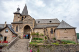 <center>Estaing</center>L'église Saint-Fleuret fut construite au XVe siècle sur l'emplacement d'un ancien prieuré Saint-Fleuret qui avait été donné à l'abbaye de Montsalvy par Pons Étienne, évêque de Rodez. On y accède par un escalier monumental. Dédiée à Saint-Fleuret, patron de la ville, ancien évêque de Clermont, mort à Estaing en 620. L’église renferme ses reliques.