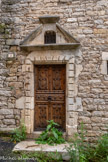 <center>Sévérac-le-Château</center>Maison de 1704. Dans le fronton, les initiales G M, sans doute celle du propriétaire.