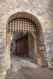 <center>Sévérac-le-Château</center>La porte fortifiée du Peyrou, seule à subsister avec la porte de Latazou, sur les 4 qui existaient autrefois. Un pont-levis permettait de passer les douves sèches protectrices. Une herse complétait le dispositif défensif de chaque porte.