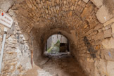 <center>Sévérac-le-Château</center>Ruelle Saint Eloi. Ruelle ou Careyrotte. Il existe plusieurs ruelles de ce style dans la cité médiévale, les maisons situées au-dessus des voûtes sont appelées traversières et la voie qu'elles enjambent est dite « en crotte ».