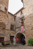 <center>Sévérac-le-Château</center>La maison des consuls. Ici était l'entrée de la Maison des Consuls, on y pénétrait par une très belle porte à guichet parvenue jusqu'à nous en assez bon état, restaurée récemment par un bénévole membre de l'association.