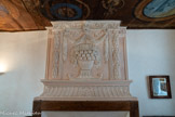 <center>Sévérac-le-Château</center>La salle des consuls. La cheminée d'époque 17ème a été réalisée en staff (plâtre) sur un appareil de pierres, briques et mortier. Les décors en relief ont été réalisés selon deux techniques : alors que le bandeau inférieur et quelques moulures ont été sculptées dans la masse, les ornements végétaux de la partie supérieure ont été moulés puis collés sur le parement en staff. Cette cheminée est un exemple extrêmement rare de l'art des « gypsiers » au XVIIème siècle. Si des recueils de modèles gravés circulaient depuis Paris, la qualité d'exécution permet d'évoquer une possible attribution au sculpteur sur plâtre originaire de Béziers, Jean Sabatier (1628-1702).
Quoi qu'il en soit de cette attribution, les motifs sont classiques au XVIIème siècle : la corbeille de fruits réunissant pommes, poires, raisins, grenades, ananas et nèfles évoque l'abondance, les rinceaux de feuilles d'acanthe et les guirlandes sont des motifs ornementaux fréquents à l'époque et que l'on retrouvait dans les décors du château de Sévérac, notamment sur le portail corinthien, la figure féminine qui domine pourrait être allégorique mais présente des « anglaises » typiques de la I mode du début XVIIème.